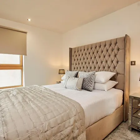 Modern Deluxe City Centre Apt & Free Secure Parking! *