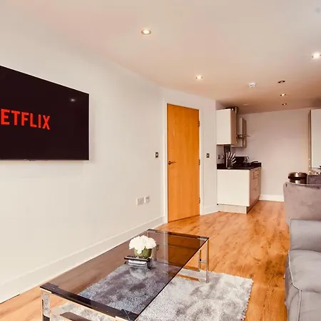 Apartment Modern Deluxe City Centre Apt & Free Secure Parking!