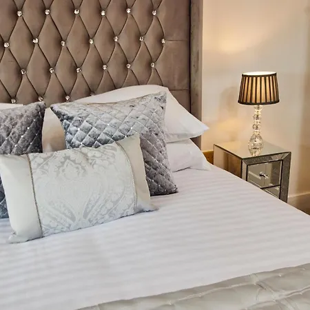 Modern Deluxe City Centre Apt & Free Secure Parking! Apartment