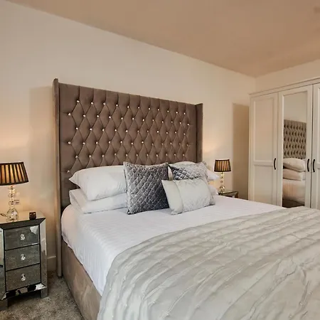 Apartment Modern Deluxe City Centre Apt & Free Secure Parking! *