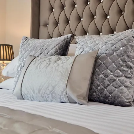 Modern Deluxe City Centre Apt & Free Secure Parking! Apartment