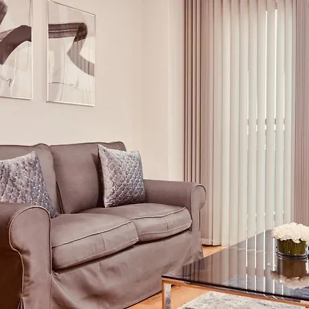 Modern Deluxe City Centre Apt & Free Secure Parking!