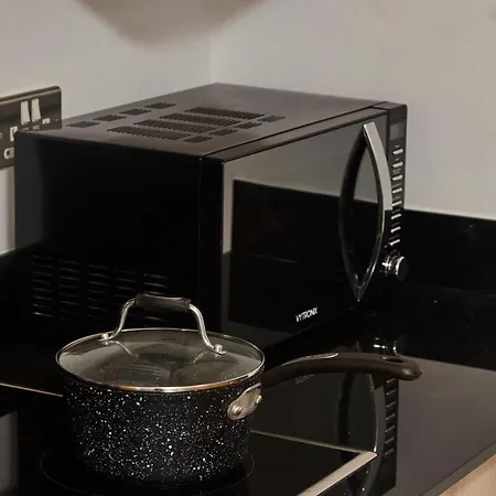 Apartment Modern Deluxe City Centre Apt & Free Secure Parking!
