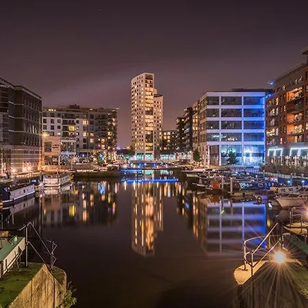 Apartment Modern Deluxe City Centre Apt & Free Secure Parking! *
